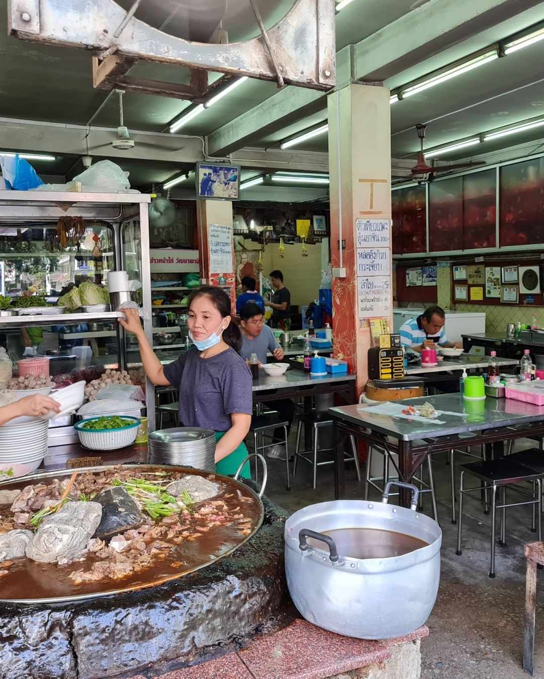 Wattana Panich, quán mì bò có nồi nước dùng hầm gần 50 năm ở Bangkok có gì đặc biệt? - Ảnh: mootaeking