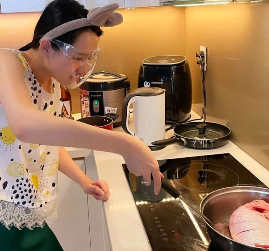 Trúc Anh "Mắt biếc" đeo mặt nạ chiên cá, Hà Hồ hoãn ăn healthy vì món ngon