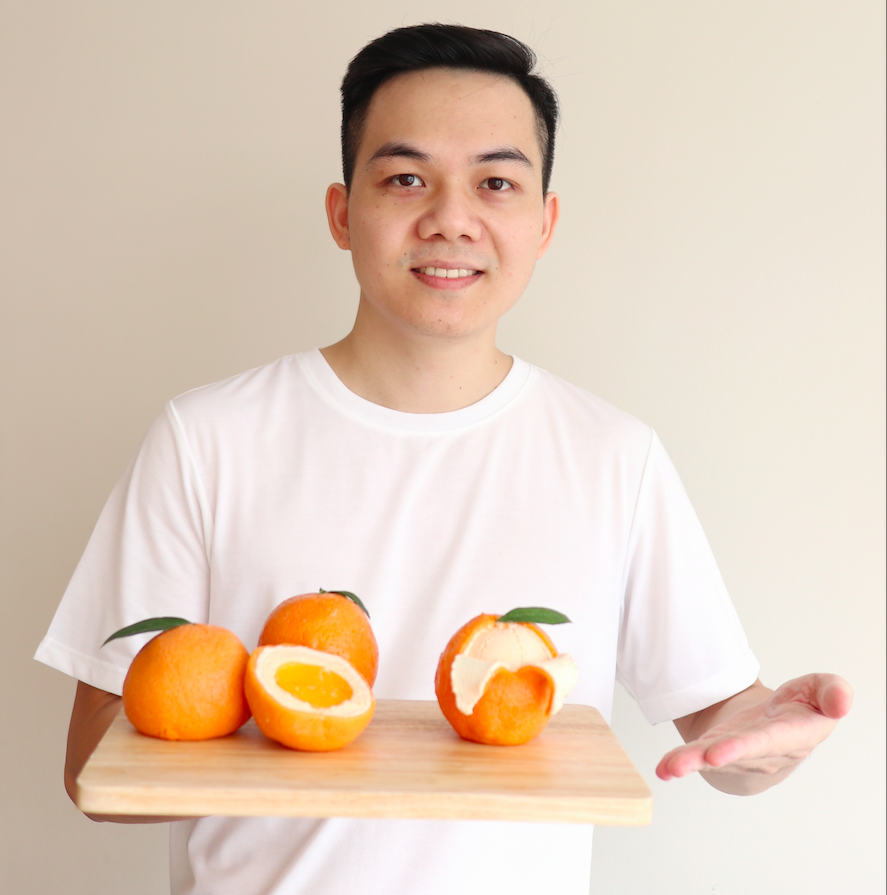 Anh Ánh Hoàng và tác phẩm bánh thạch trái cam của mình.
