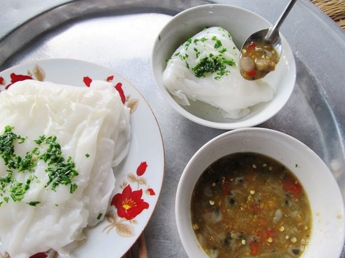 Đến Phú Yên, nếm đặc sản bánh ướt nóng chấm mắm đục dân dã mà khó quên