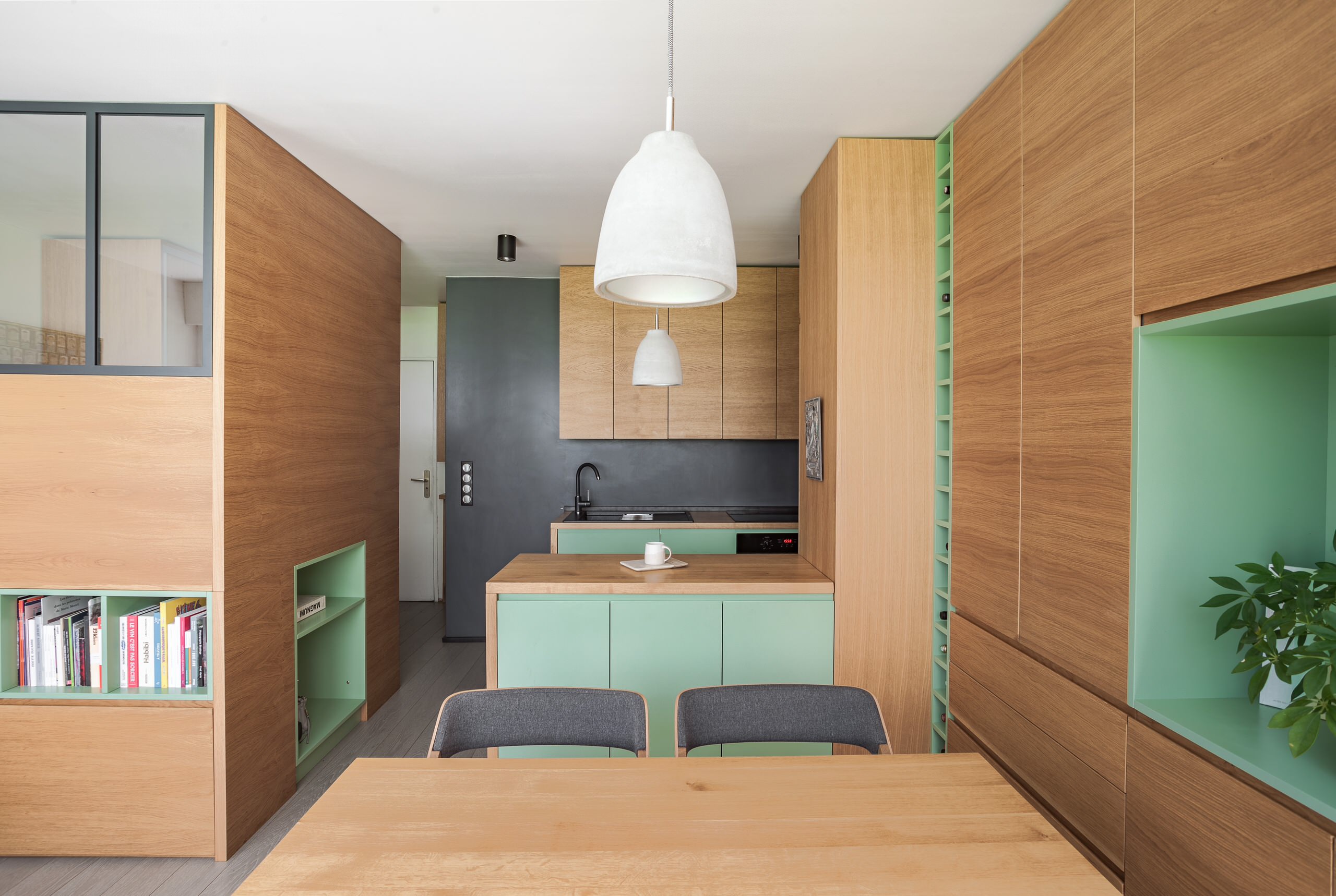 Căn hộ studio 30m² tiện nghi, bắt mắt với gam xanh lá của chàng độc thân