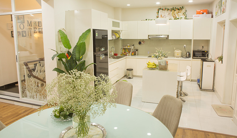 Căn bếp trắng sạch sẽ với đảo bếp ở giữa, tăng không gian chế biến, sử dụng.