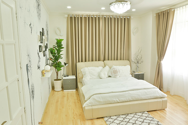 Phòng ngủ của vợ chồng Vy Oanh với tone màu trắng ấm cúng.