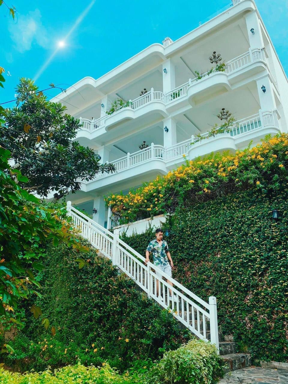 Léman Cap Resort & Spa khá lãng mạn khi được xây ở vị trí dọc sườn núi sát biển.
