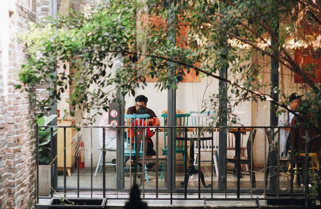3 quán cafe tựa như thư viện cho team "ghiền sách" tại Sài Gòn