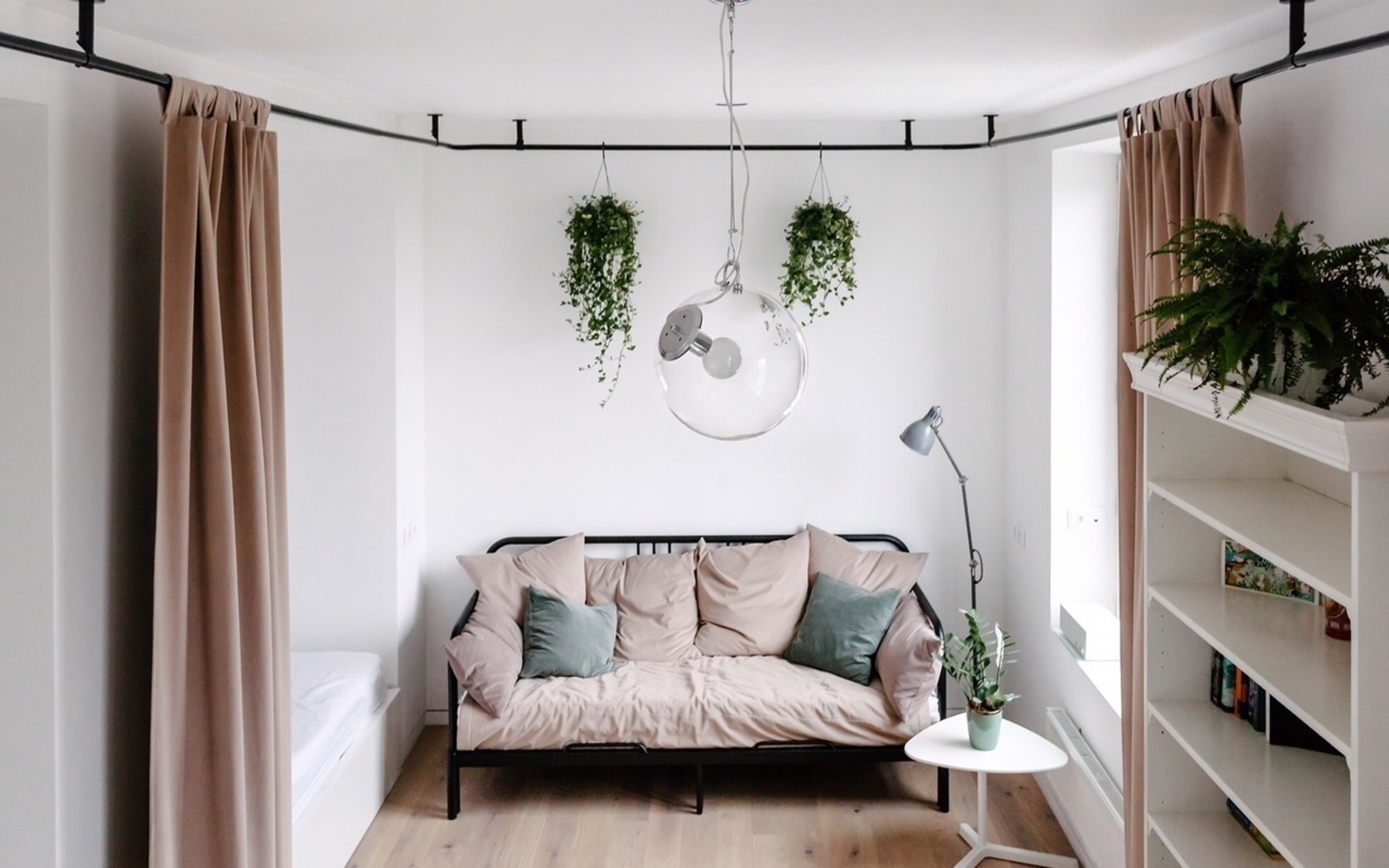 Căn hộ studio 33m² phòng ngủ "giấu" sau tấm rèm vải của nàng độc thân