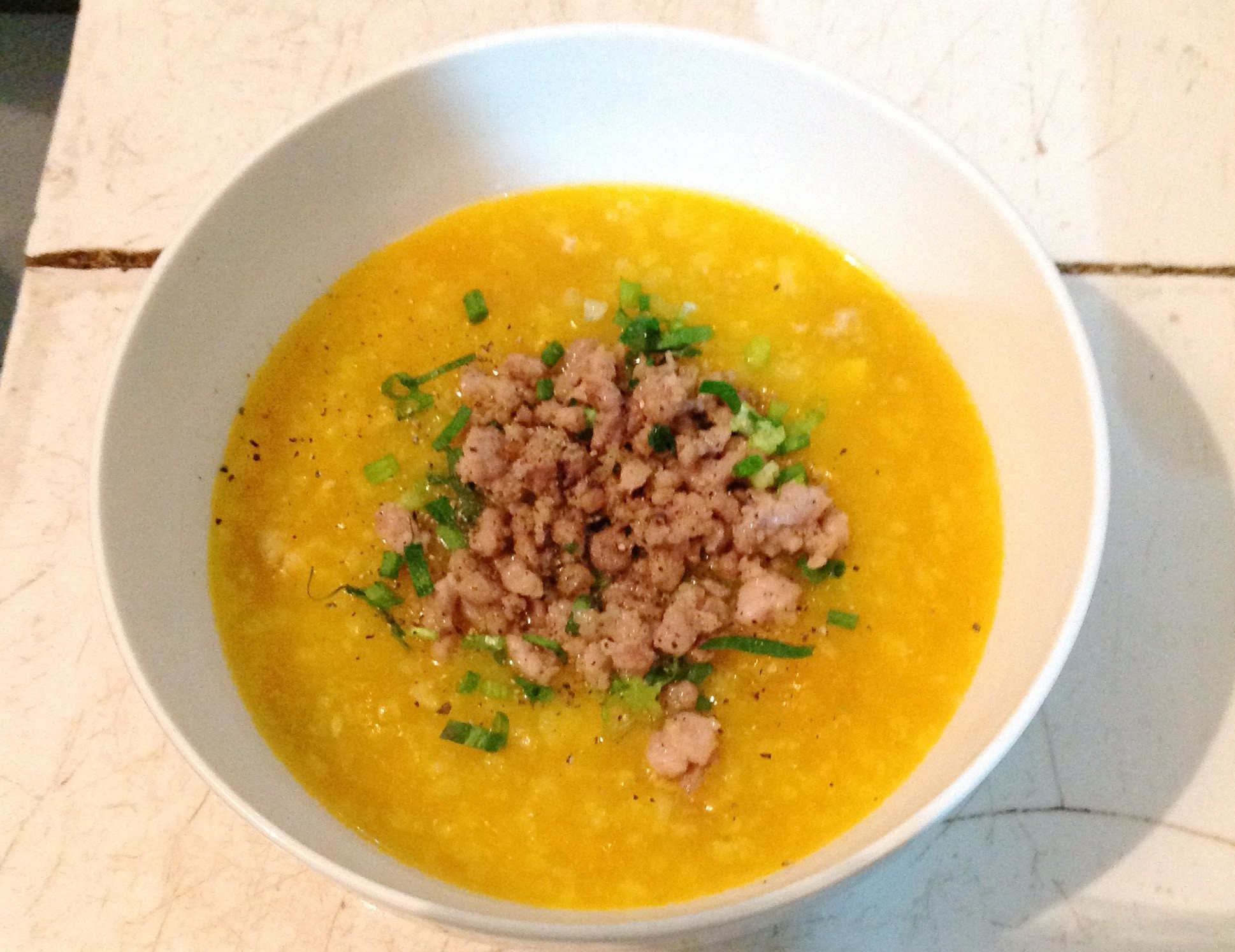 Cách nấu cháo bí đỏ thịt bò ngon, bổ dưỡng bé kén chọn vẫn ăn hết cả bát to