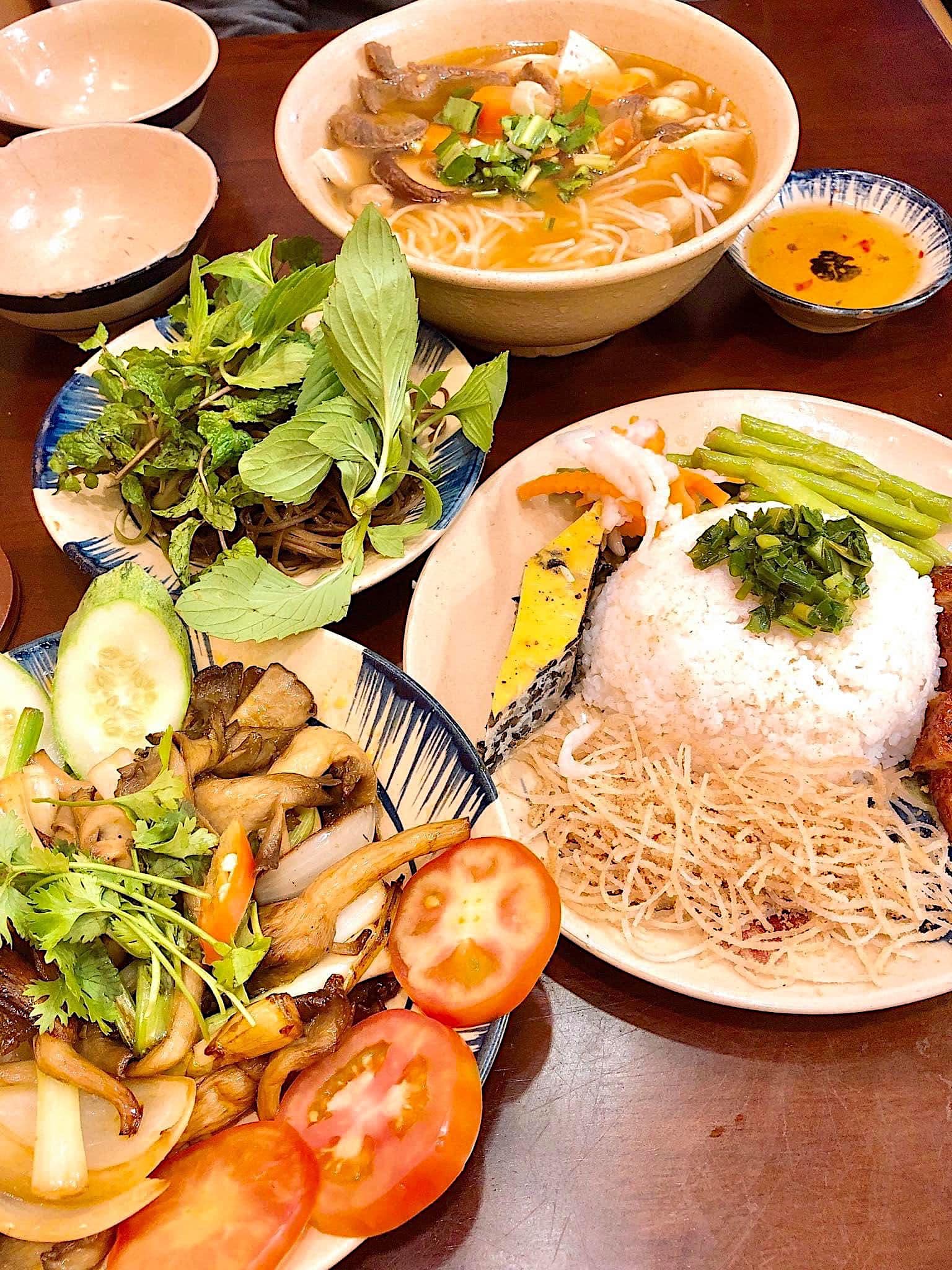 5 quán ăn của người nổi tiếng ở Sài Gòn được lòng nhiều thực khách - Ảnh 11