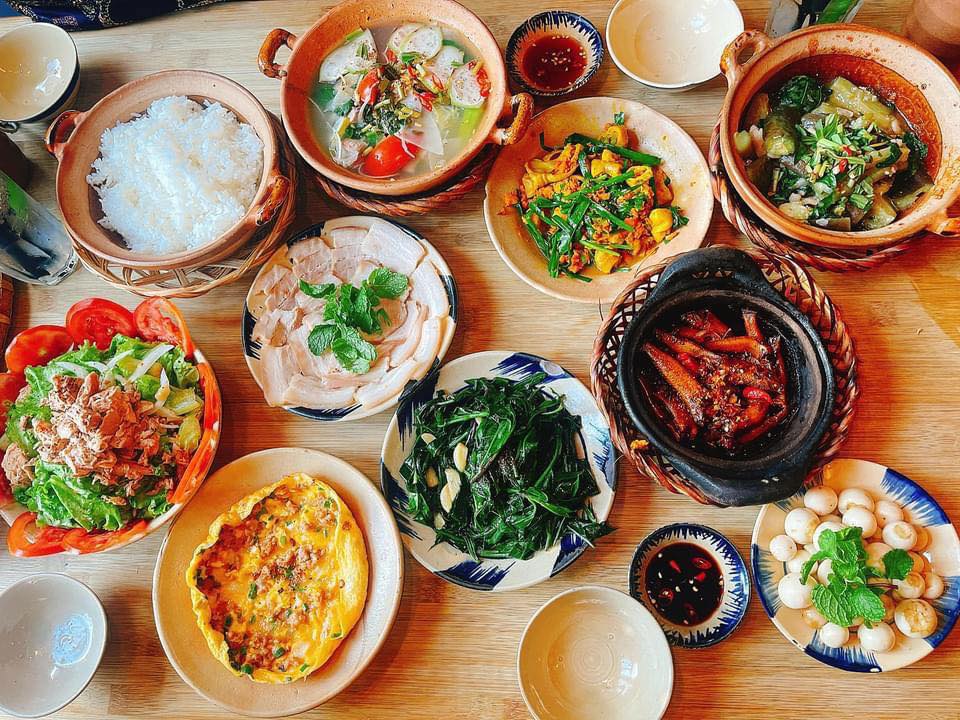 Mười Khó chuyên về món Việt, nhất là các món miền Trung.