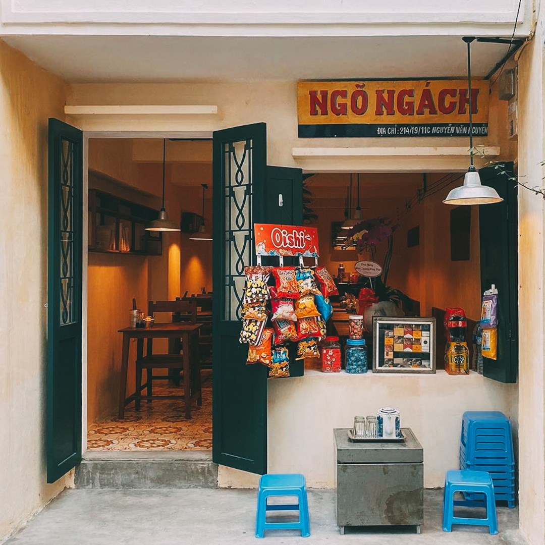 Mặt tiền của Ngõ Ngách gợi nhớ đến các cửa hàng tạp hóa, quán nước chè dân dã ở Hà Nội.