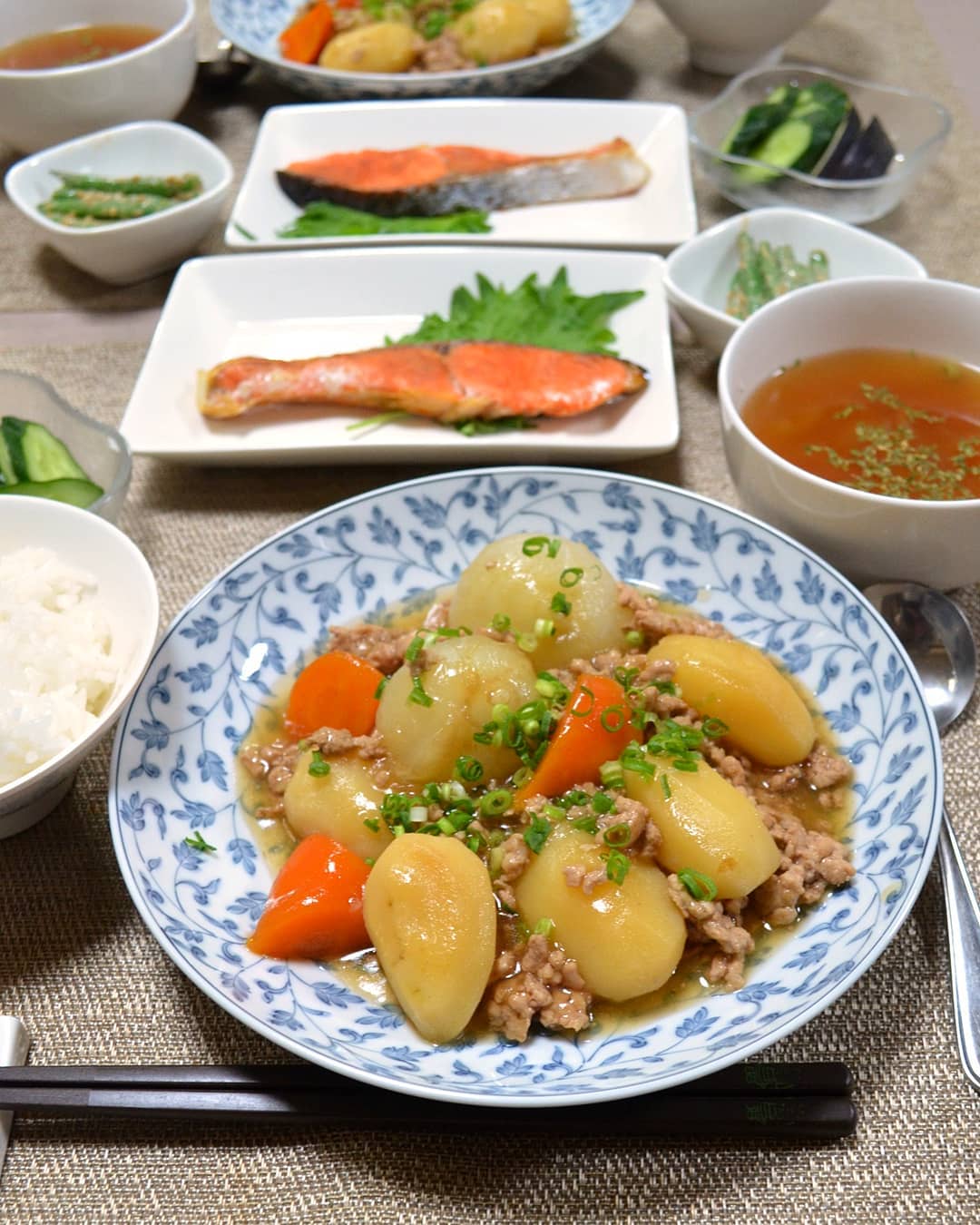 Đây là tên gọi của món bò hầm đơn giản, món này nóng hổi, hấp dẫn khi được ăn kèm với cơm trắng. Nikujaga có thể được phục vụ tại một quán ăn, nhà hàng trong suốt mùa đông tại Nhật Bản. Các nguyên liệu để chế biến món ăn này sẽ là sự kết hợp giữa thịt bò, cà rốt, khoai tây, đậu Hà Lan, hành tây, nước tương, dashi, mirin, đường, rượu sake.  - Ảnh: akikowolff