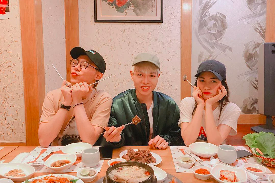 Gia đình "hoa dâm bụt" ăn đồ Hàn với thành viên không chính thức thứ 4, Chi Pu ăn sushi sang chảnh