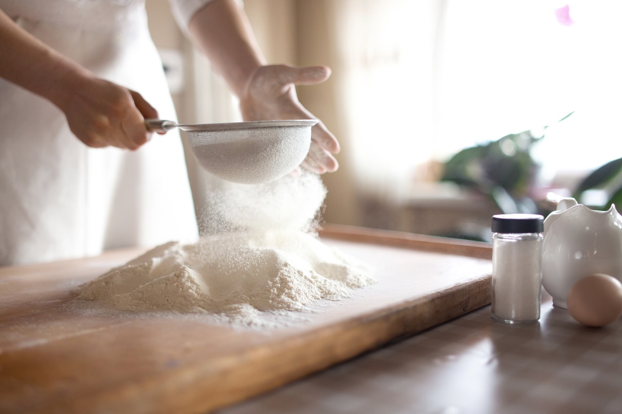 Bột mì là nguyên liệu không thể thiếu để làm bánh.
