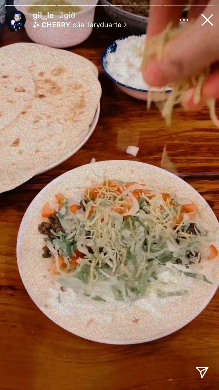 Gil Lê tổ chức làm taco tại nhà. Đặc sản Mexico này vốn dễ làm và có tính tùy biến cao nên rất hợp để tụ tập vừa làm vừa ăn cùng bạn bè.
