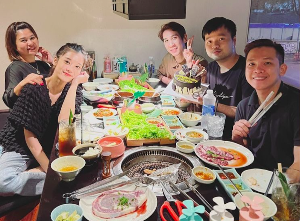 H'Hen Niê ăn mì tôm ở phòng chờ sân bay vì quá bận, Ngọc Trinh dạy nấu đồ healthy