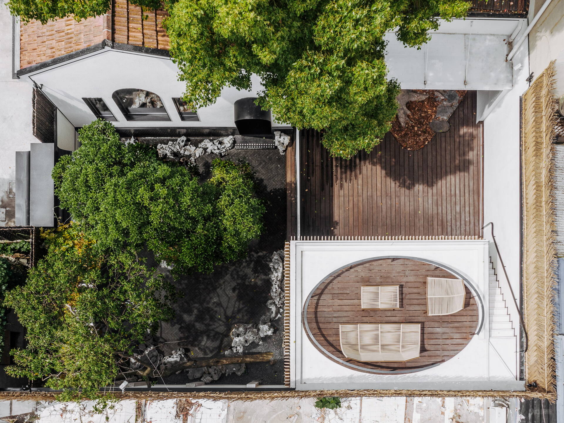 Hiding House: Ngôi nhà truyền thống gặp hiện đại "ẩn mình" giữa thành phố phồn hoa