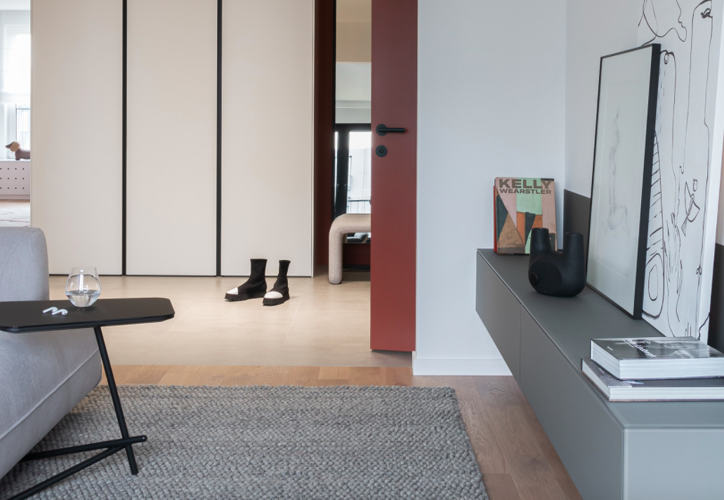 Căn hộ 80m² với sắc xám thanh lịch kết hợp tone màu gạch đất nung ấm áp