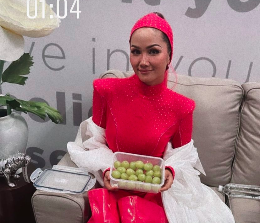 Tiểu Vy mang 1 vali bánh tráng cho Đỗ Mỹ Linh, H’Hen Niê nhận "tiếp tế" từ Lệ Hằng 