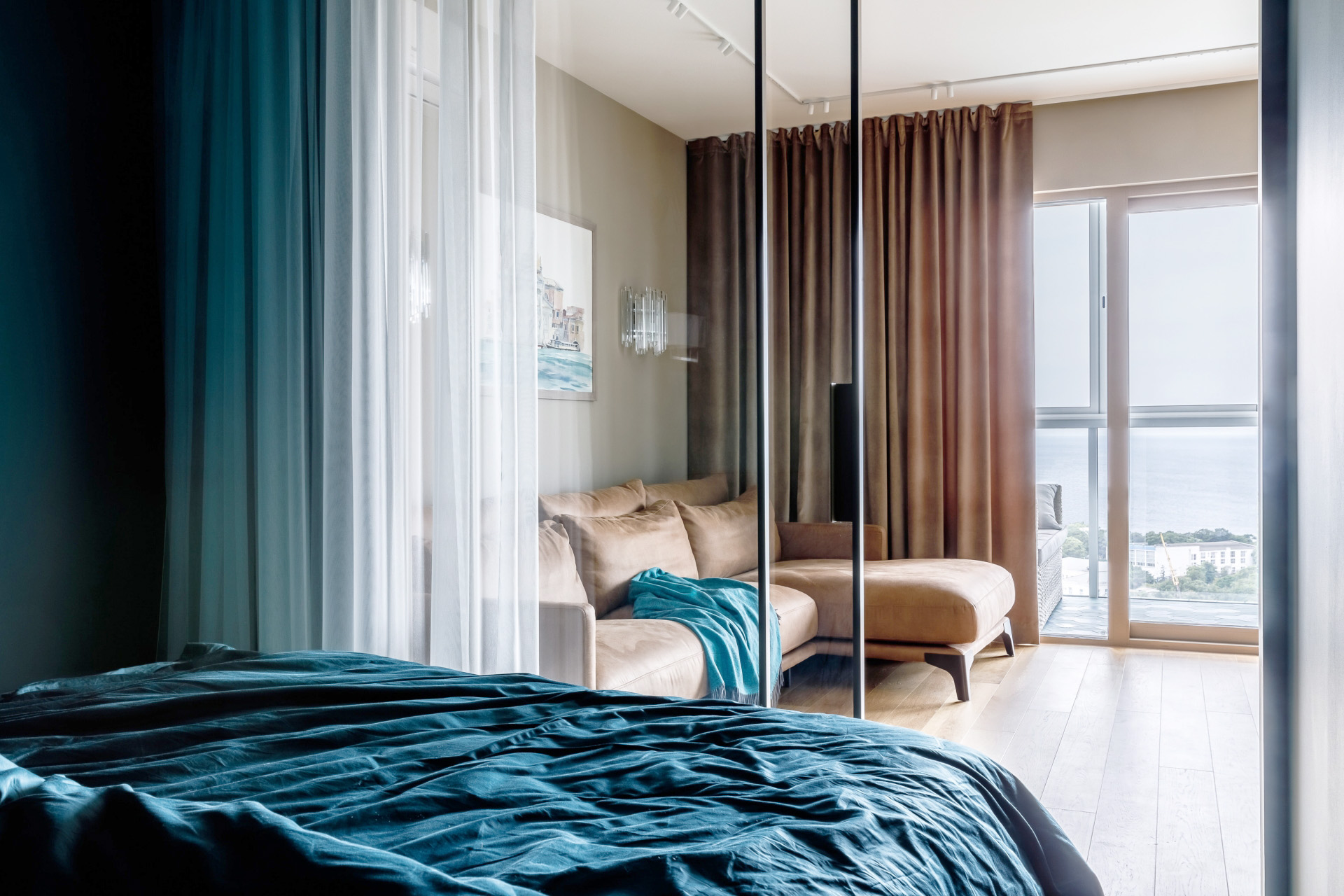 Căn hộ ven biển 70m² mát rượi với gam màu xanh lam và ấm áp nhờ nội thất gỗ 