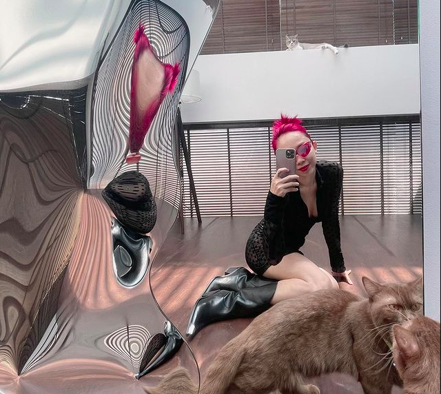 Cận cảnh chiếc gương "sống ảo" gần 100 triệu của Tóc Tiên