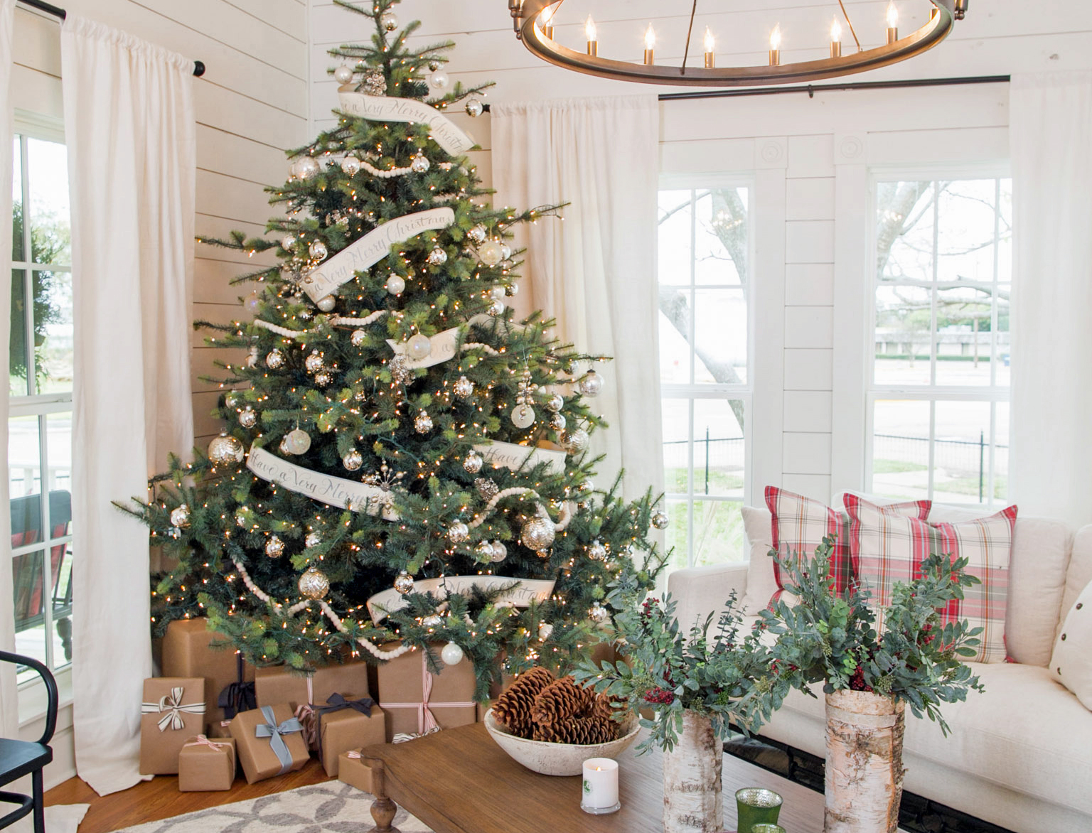 15 ý tưởng trang trí cây thông Noel từ đơn giản đến lộng lẫy để đón Giáng sinh