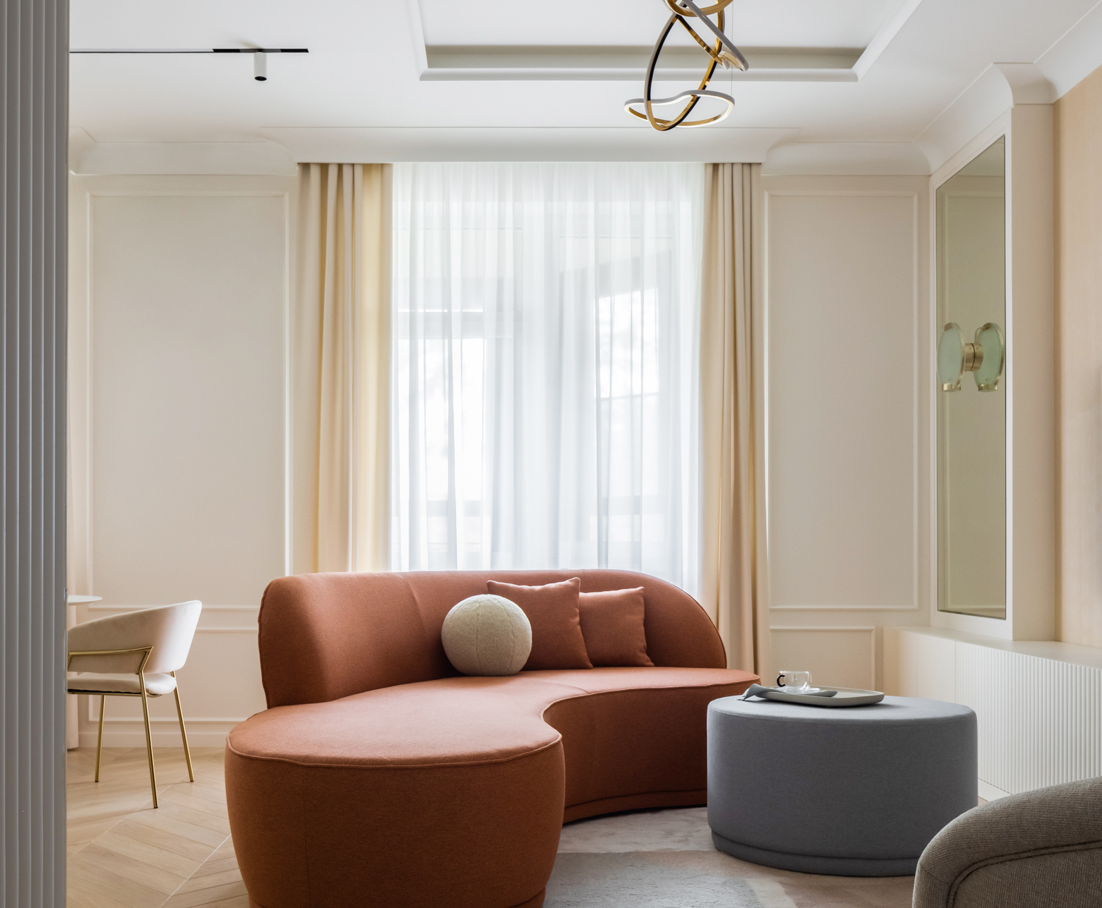 Căn hộ 106m² sở hữu bảng màu tinh tế cùng nội thất với đường cong mềm mại