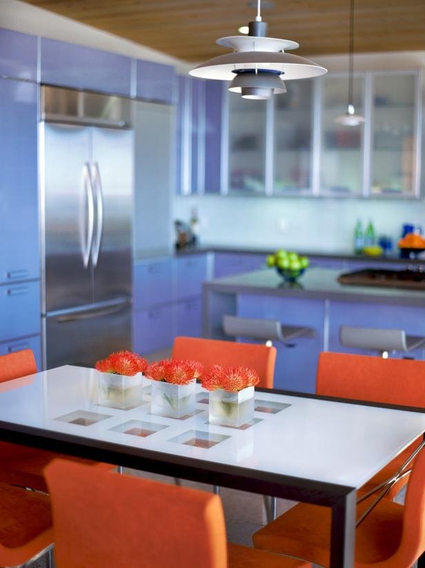 Một căn bếp hoàn toàn ấn tượng và thu hút với sự kết hợp của Very Peri và màu cam.