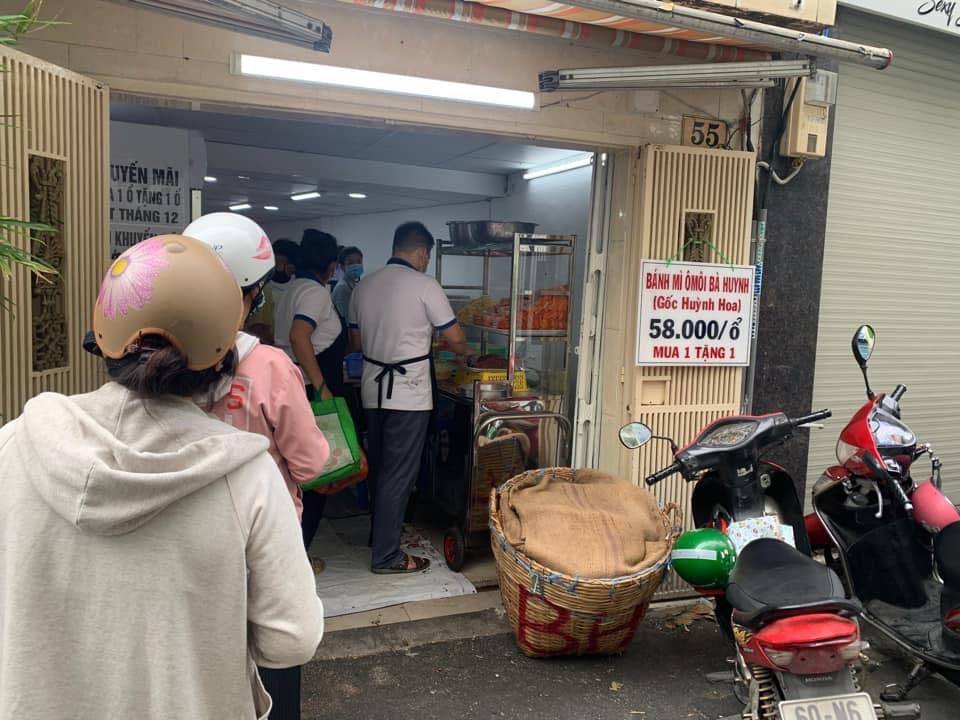 Ngay từ ngày đầu mở bán, tiệm bánh mì Bà Huynh đã thu hút đông đảo khách hàng đến ăn.