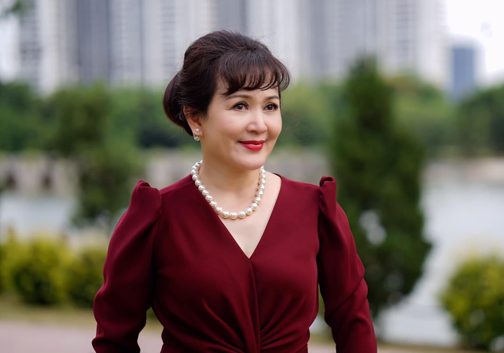 Bà Nhung "Thương ngày nắng về" ngoài đời: Mỹ nhân Hà thành U60 vẫn kiêu sa, lộng lẫy