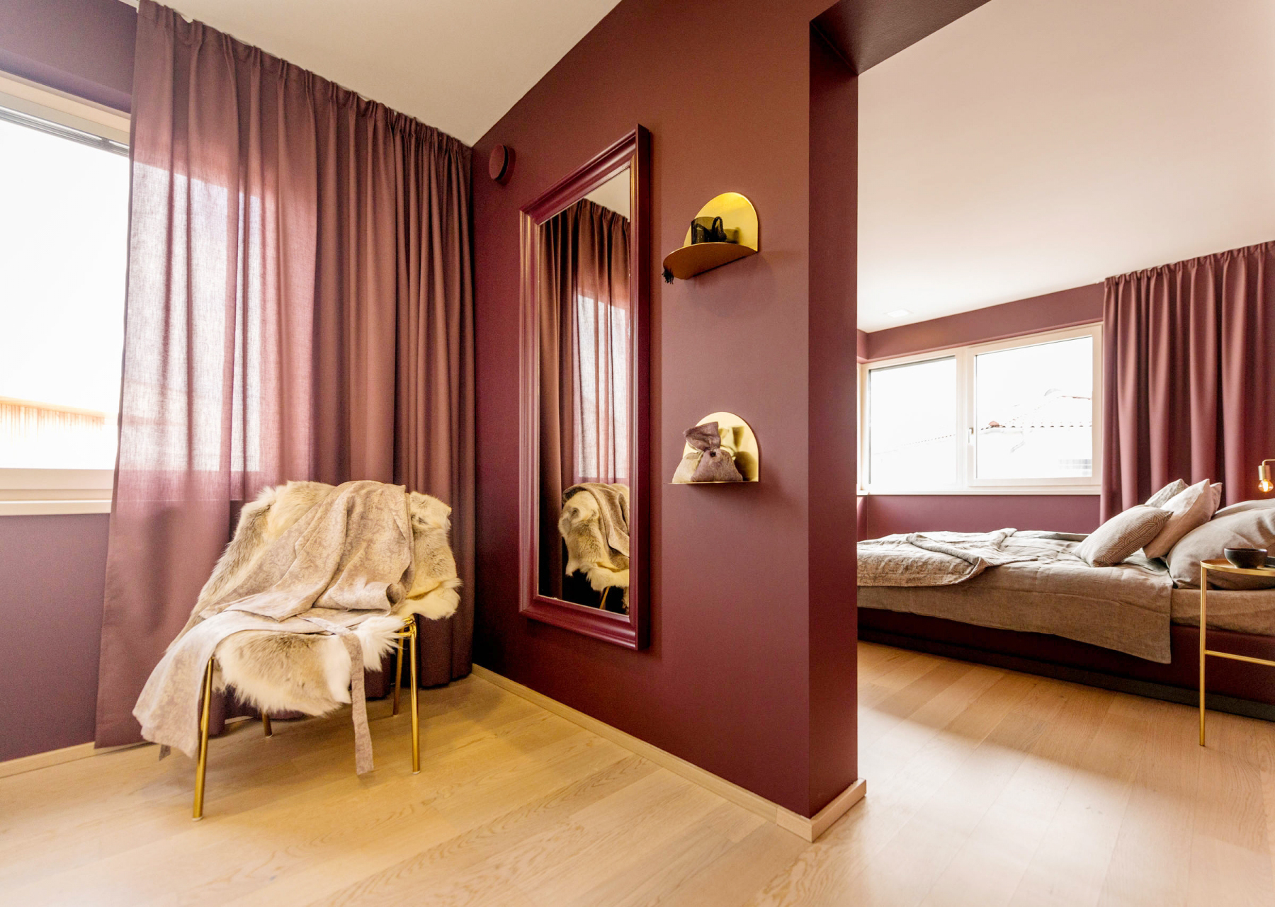 Màu đỏ rượu vang, gam màu trang trí nội thất sang chảnh để chào đón năm 2022 