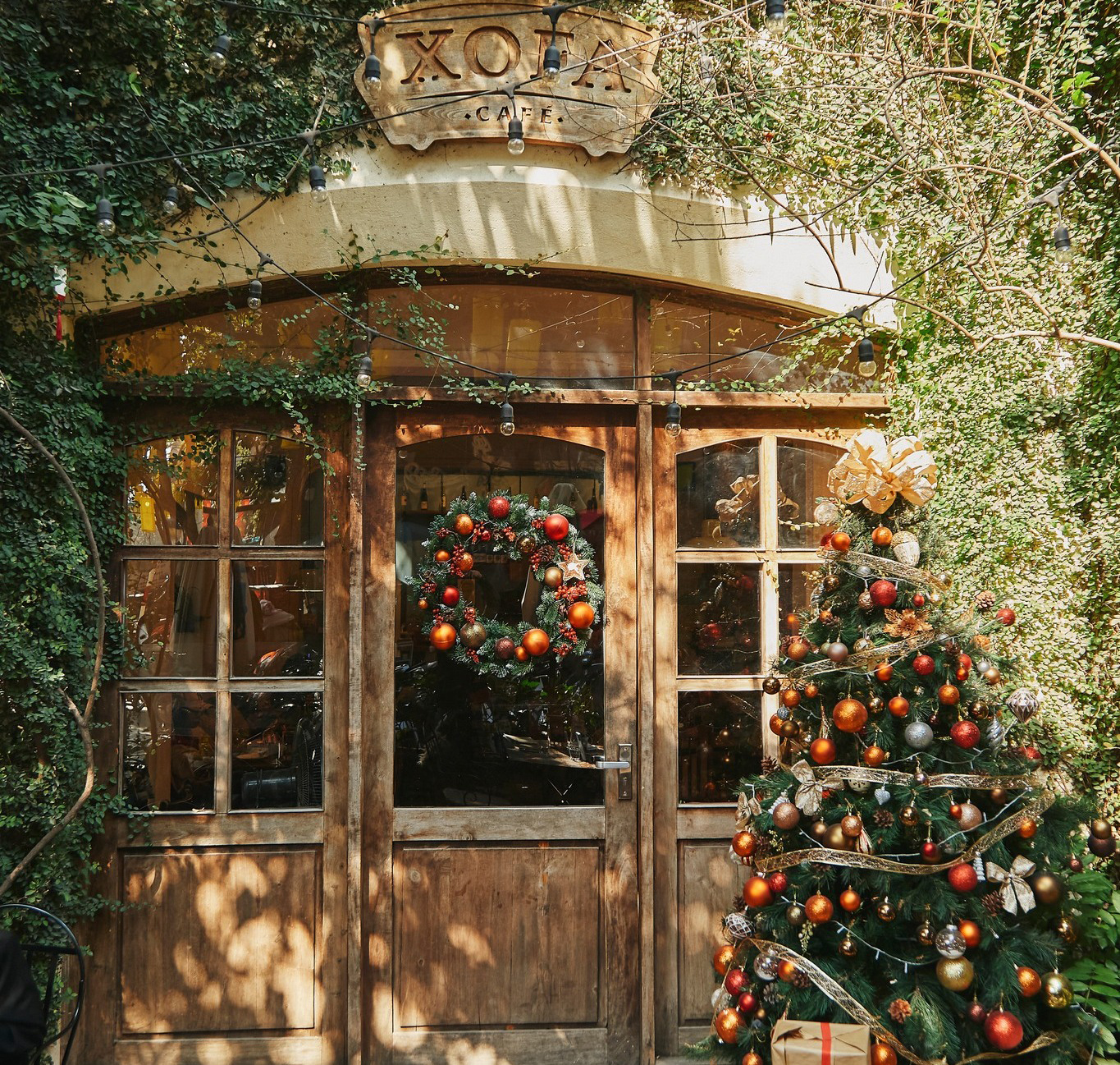 8 quán cà phê trang trí Noel lung linh khiến team sống ảo check-in ở Hà Nội