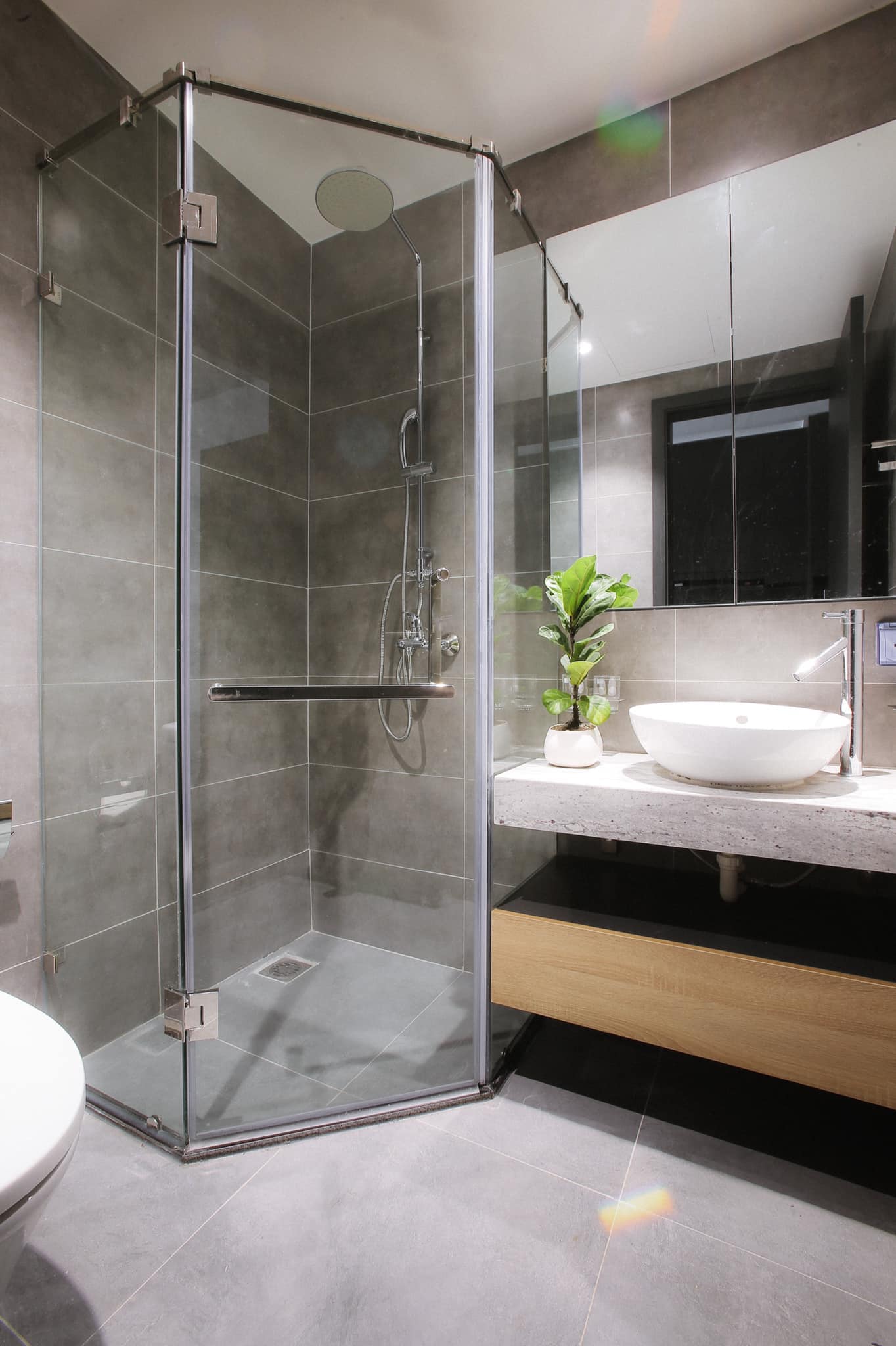 Nhà tắm nhỏ nhưng phân khu thông minh với bồn tắm kính vừa sạch sẽ, vừa giúp cho không gian trở nên hiện đại và đẹp hơn rất nhiều.