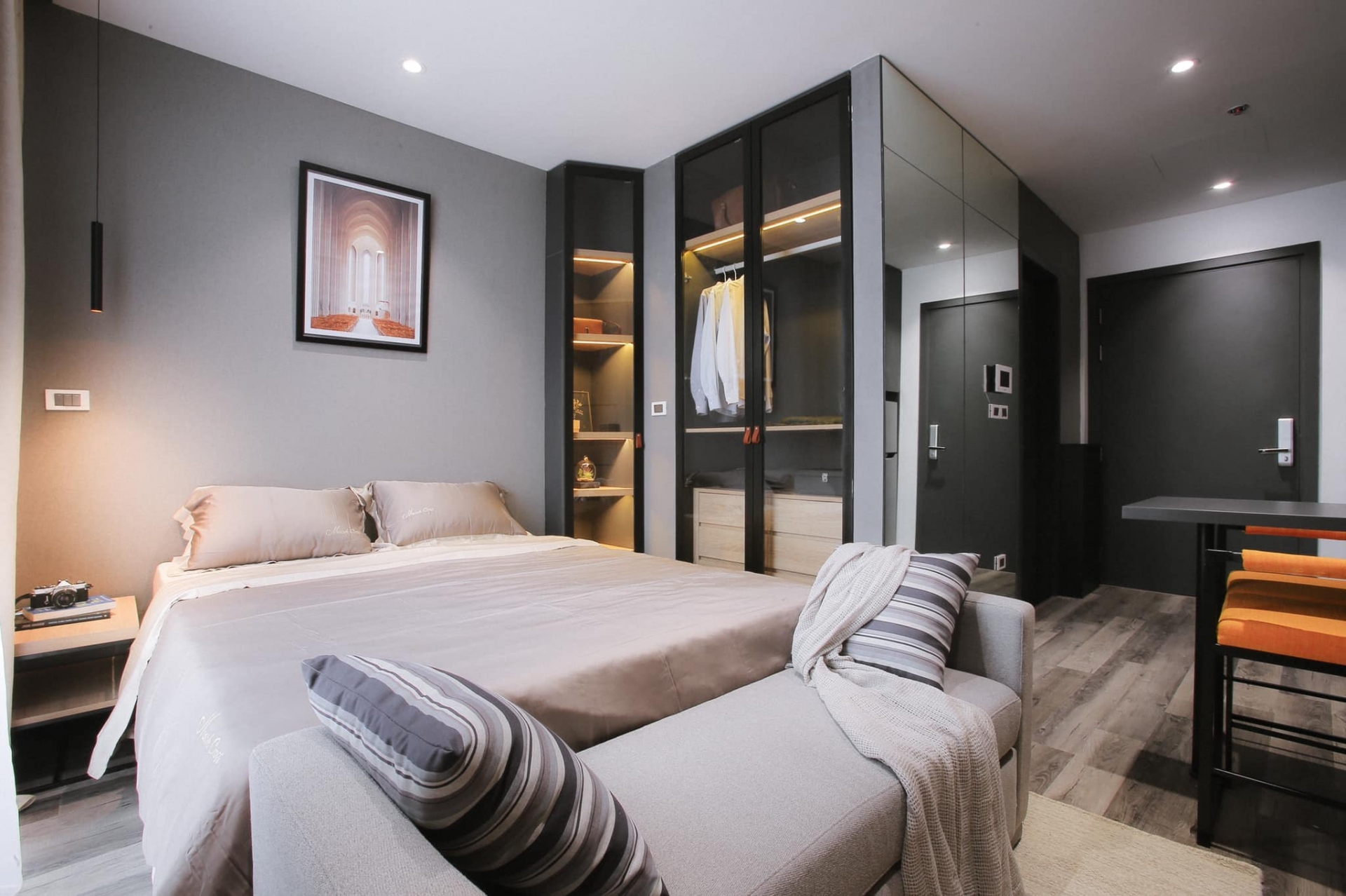 Phòng ngủ được ưu tiên diện tích rộng rãi với hệ tủ âm tường giúp tận dụng tối đa diện tích nhà.