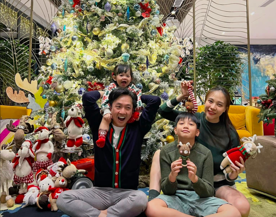 Giáng Sinh tại nhà sao: Cường Đô La sắm cây thông khổng lồ, Hà Hồ có Lisa - Leon phụ "trang trí"