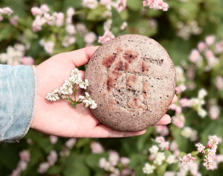 Bánh tam giác mạch, món bánh mềm xốp gắn liền với loài hoa nổi tiếng của cao nguyên đá Hà Giang