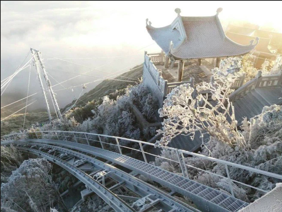 Đỉnh Fapsipan tuyết rơi và điều cần biết khi săn tuyết Sa Pa dịp cuối năm