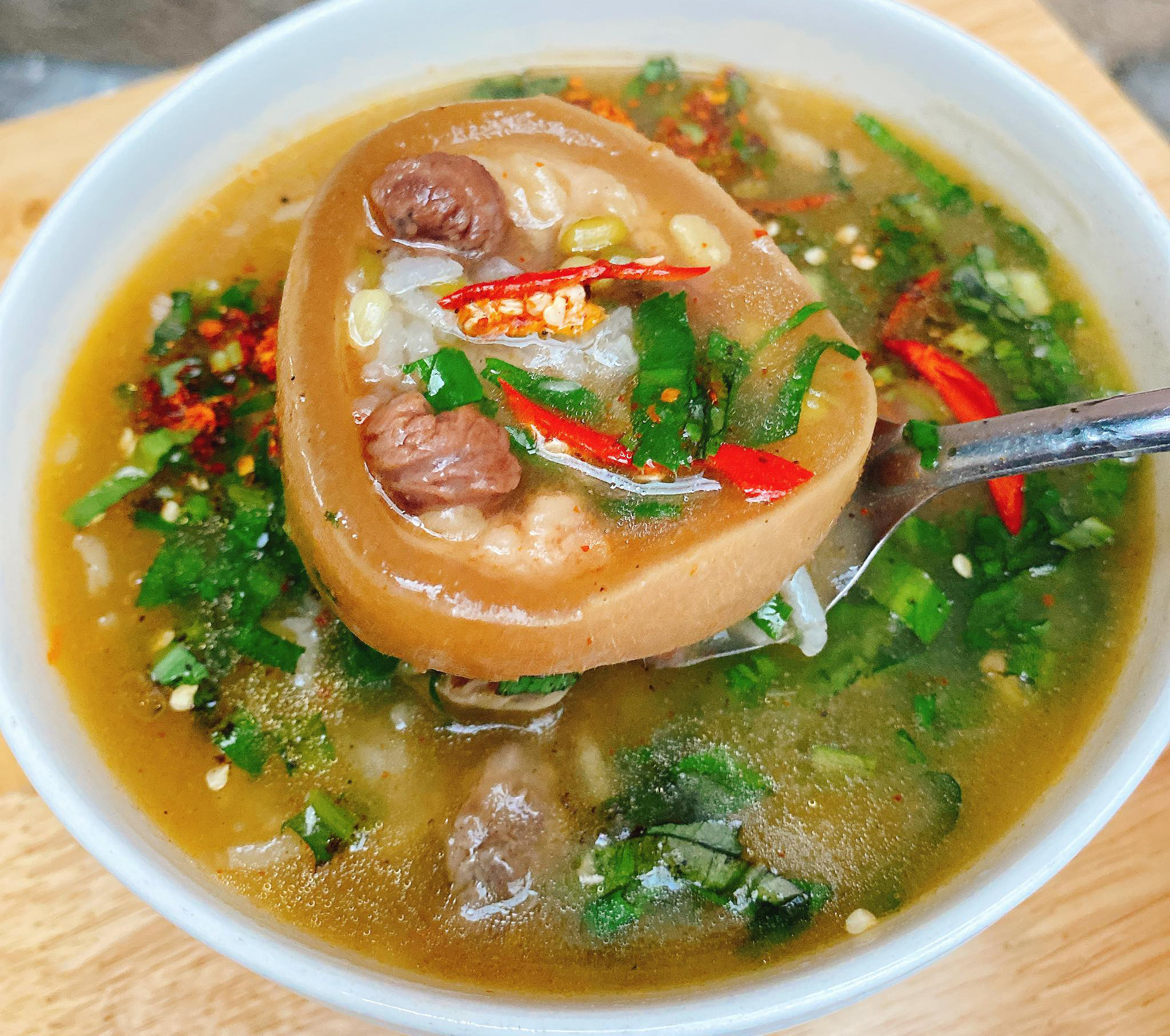 Cách nấu cháo đuôi bò nóng hổi, bổ dưỡng, rất hợp ngày mùa đông