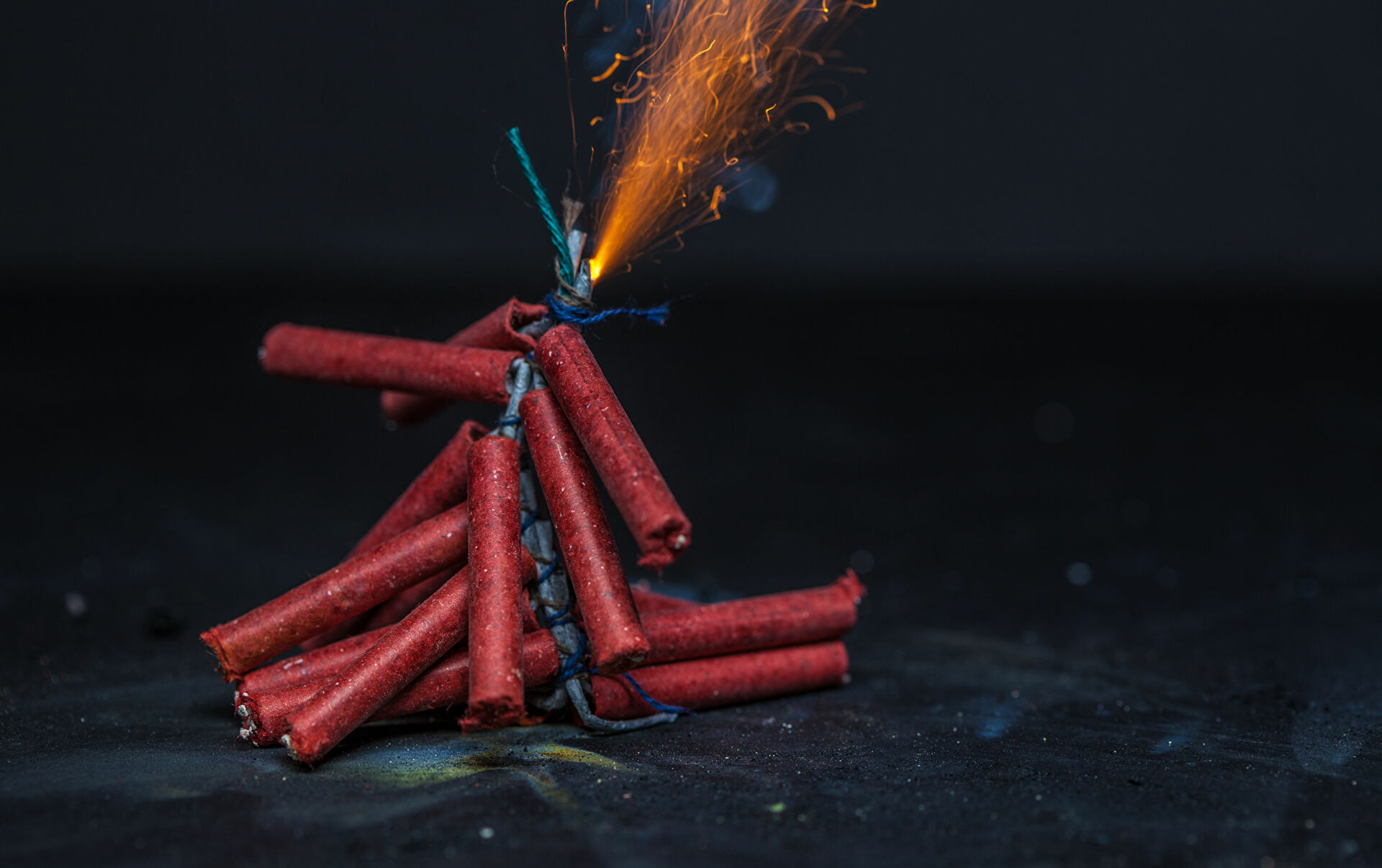 Từ năm 2022, sử dụng pháo, thuốc pháo trái phép có thể bị phạt tới 10 triệu đồng