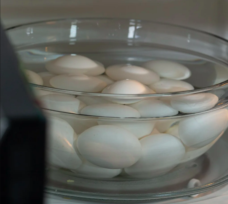 7 thực phẩm "kỵ" lò vi sóng, trong đó có 2 loại rất nhiều người mắc phải