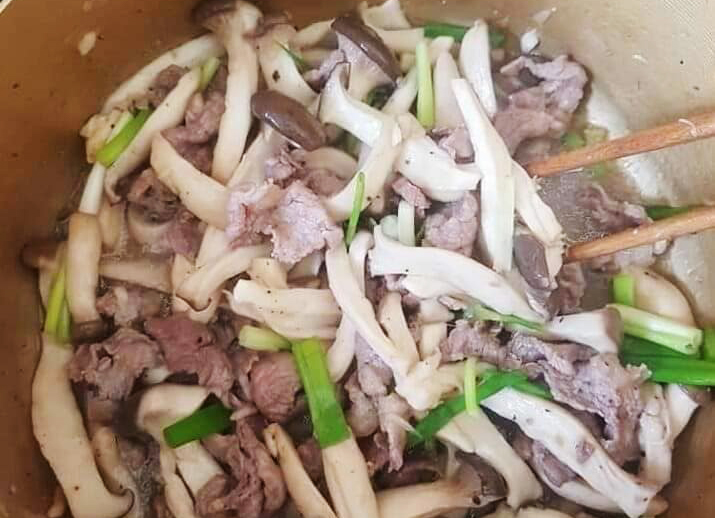 Cách làm nấm đùi gà xào thịt bò hao cơm, chỉ một món cũng để có bữa cơm ngon
