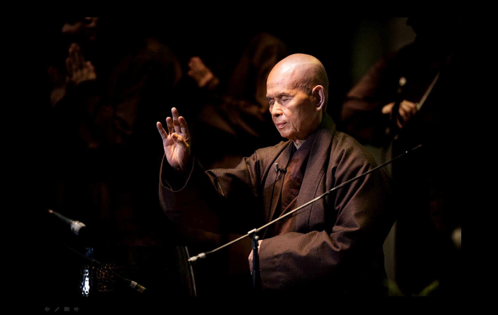 Thiền sư Thích Nhất Hạnh là ai? Nhà sư nổi tiếng của thế giới, khởi xướng "Phật giáo dấn thân"