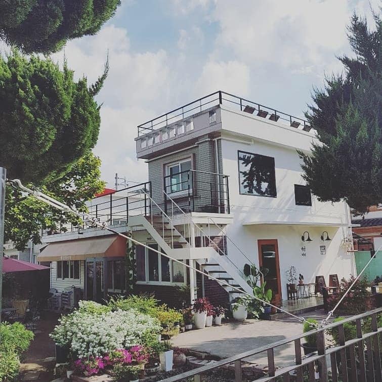 Ngôi nhà của Choi Woong trong “Our Beloved Summer”: Là quán cà phê cây xanh tuyệt đẹp - Ảnh 4