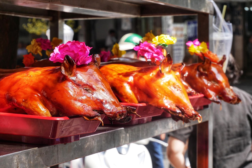 Thịt heo quay thường được mua để trướng cúng sau ăn vào ngày vía Thần Tài.