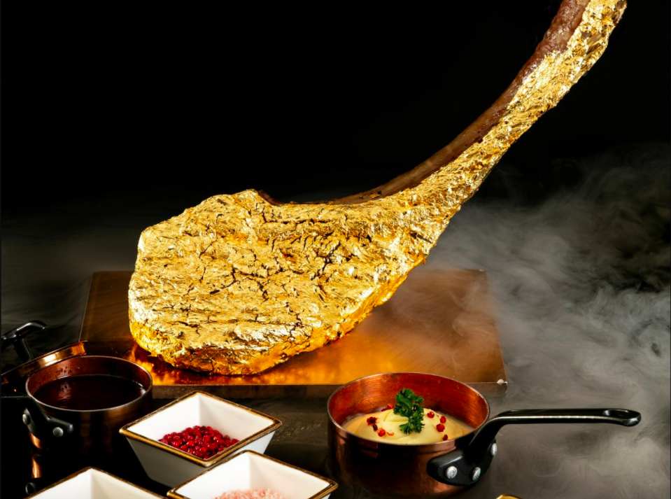 Ngày vía Thần Tài, điểm qua loạt đồ ăn thức uống dát vàng sang chảnh trong tầm giá