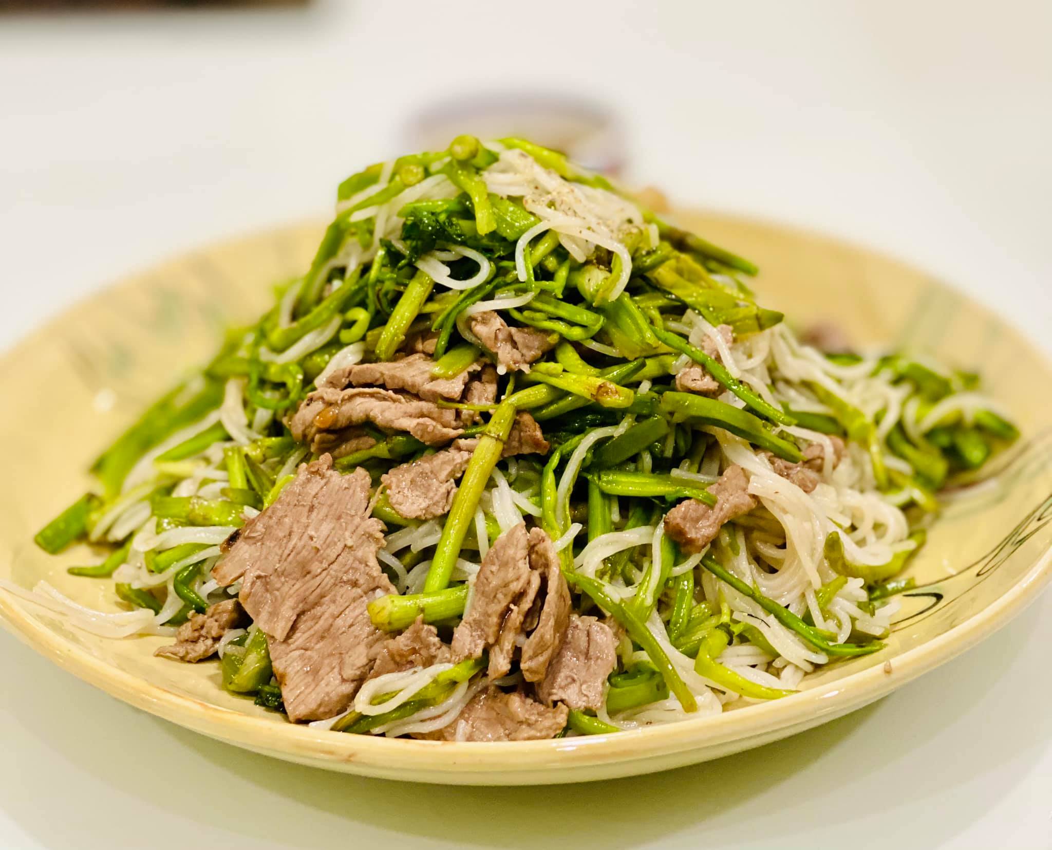 Bún xào rau cần, món ăn dân dã mà gắn liền với bậc vua chúa của vùng Cổ Loa