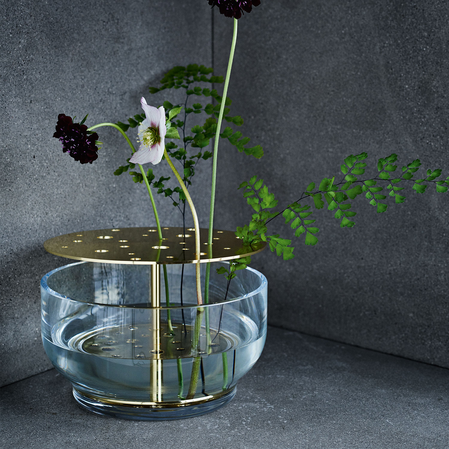 Có thể nói thiết kế của Ikebana dễ mang đến cho bạn bình hoa đpẹ dù nó chỉ là 2 bong hoa và 1 nhành lá xinh xinh thế này.
