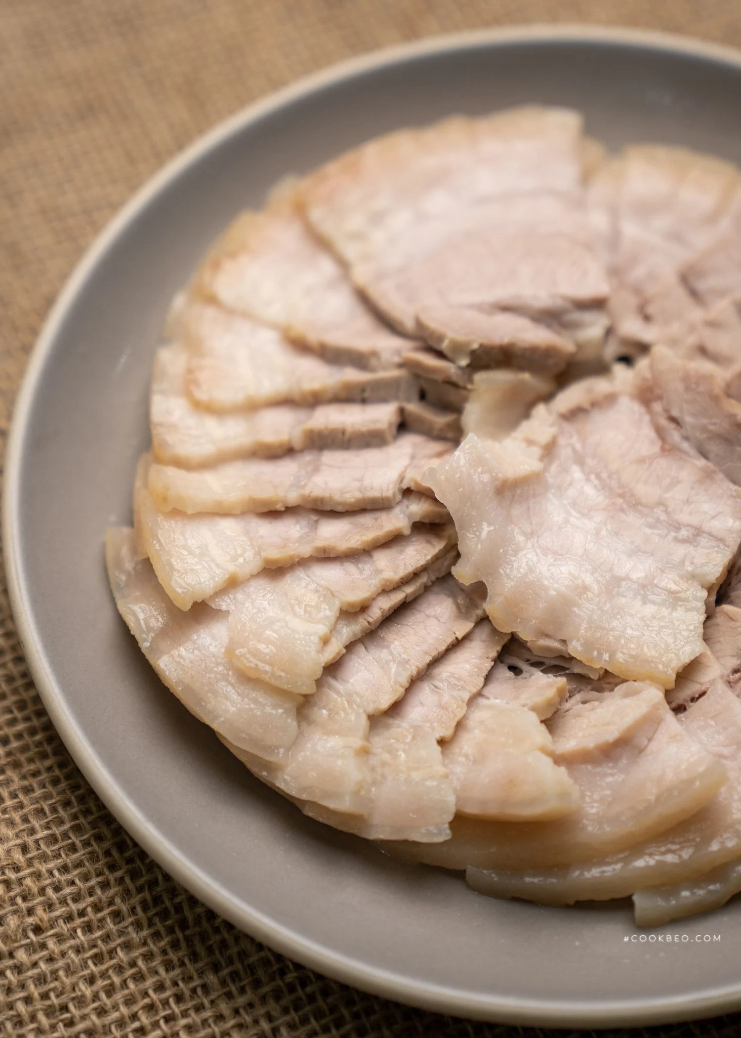 Thịt heo luộc vừa ngon vừa dễ làm, nhưng rất nhiều người mắc 5 sai lầm khi luộc thịt này