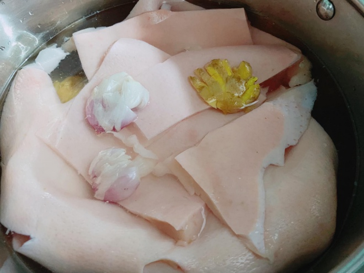 3 cách sơ chế, làm sạch bì lợn hiệu quả để có bì lợn sạch thơm làm thính, nấu ăn - Ảnh 3