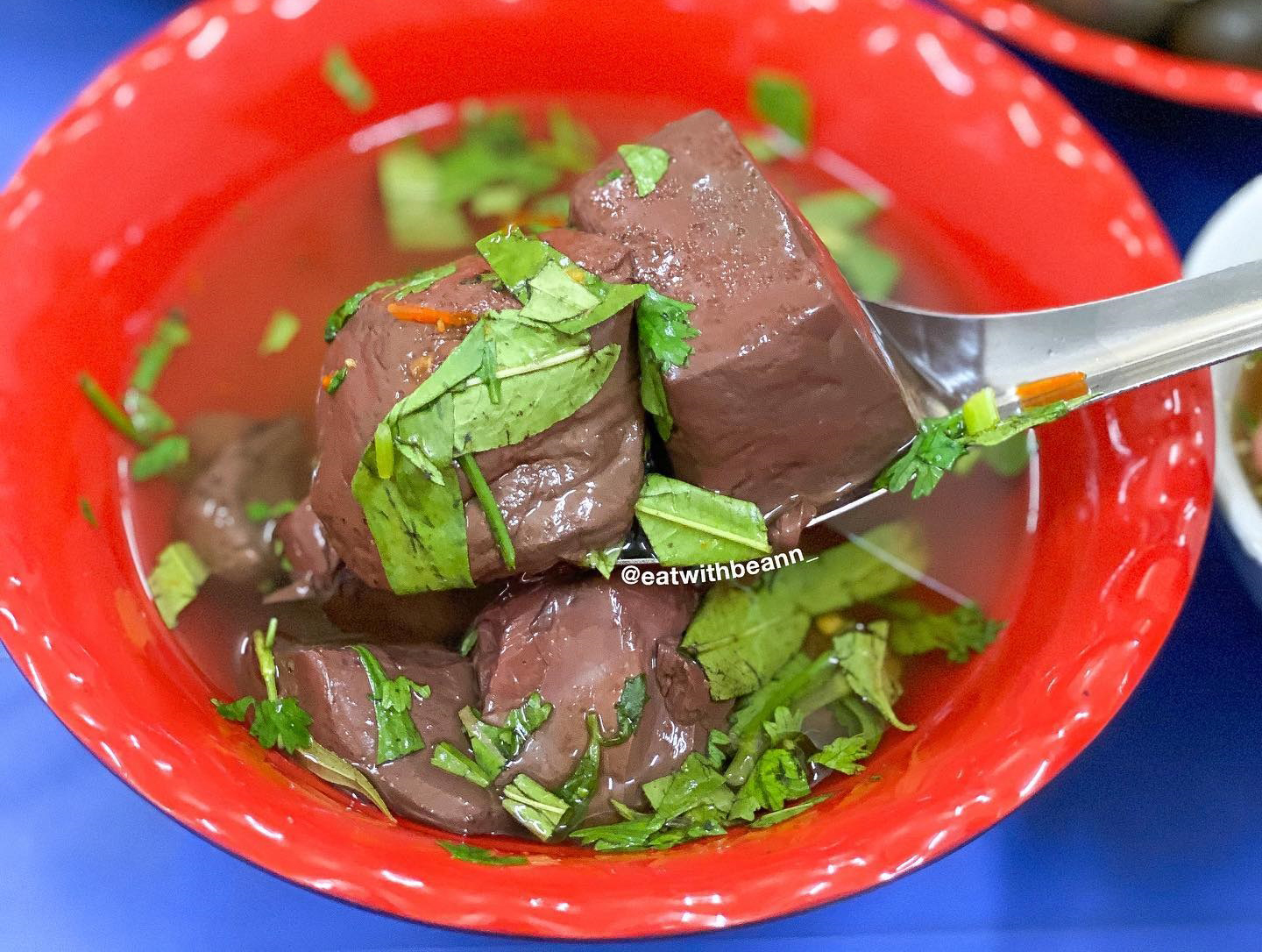 Cách làm tiết lợn luộc mềm mịn như thạch, không xốp, không tanh