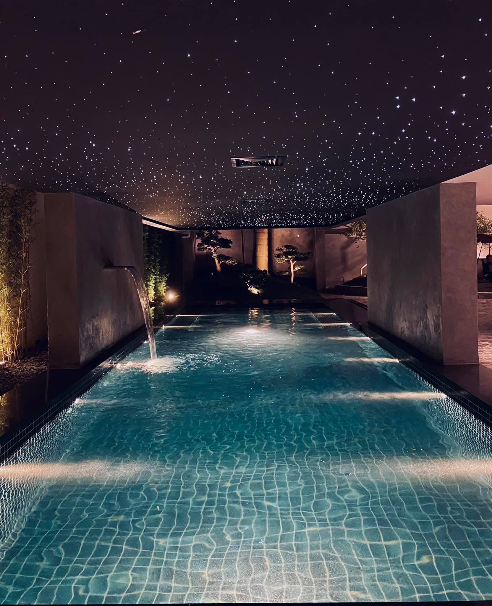 Dù là bể bơi trong nhà nhưng thiết kế trần giả sao trời ấn tượng khiến người nhìn tưởng như đang check-in ở resort.